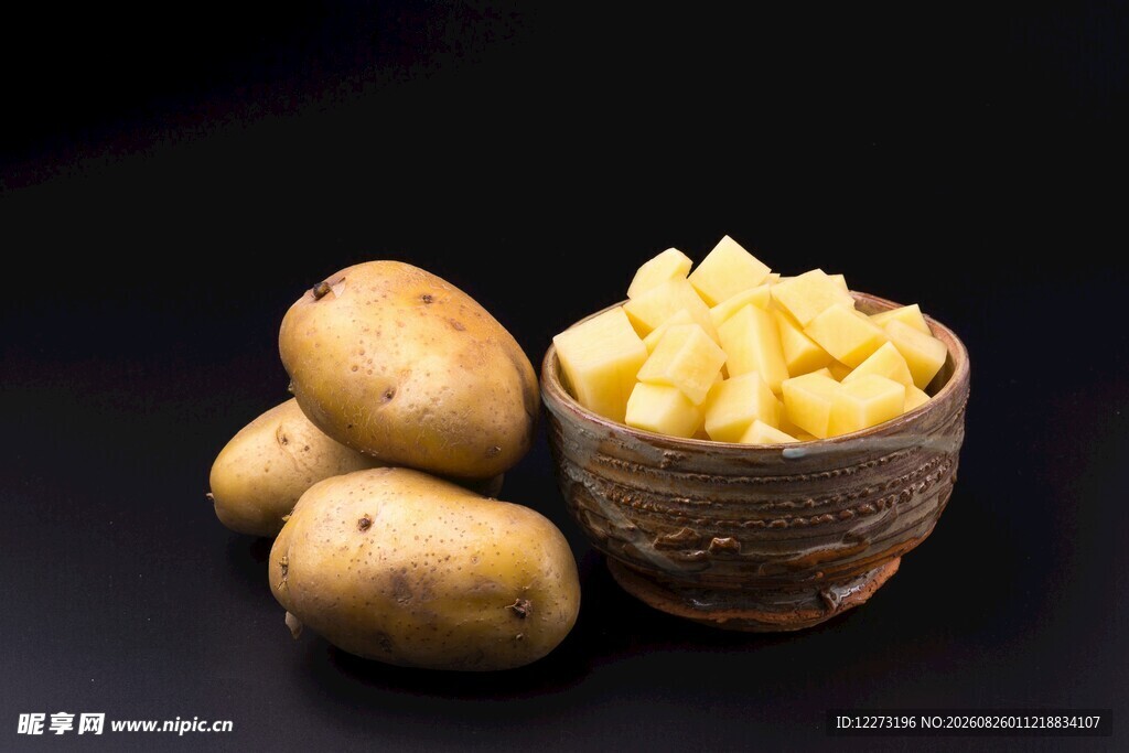 新鲜土豆与土豆块展示