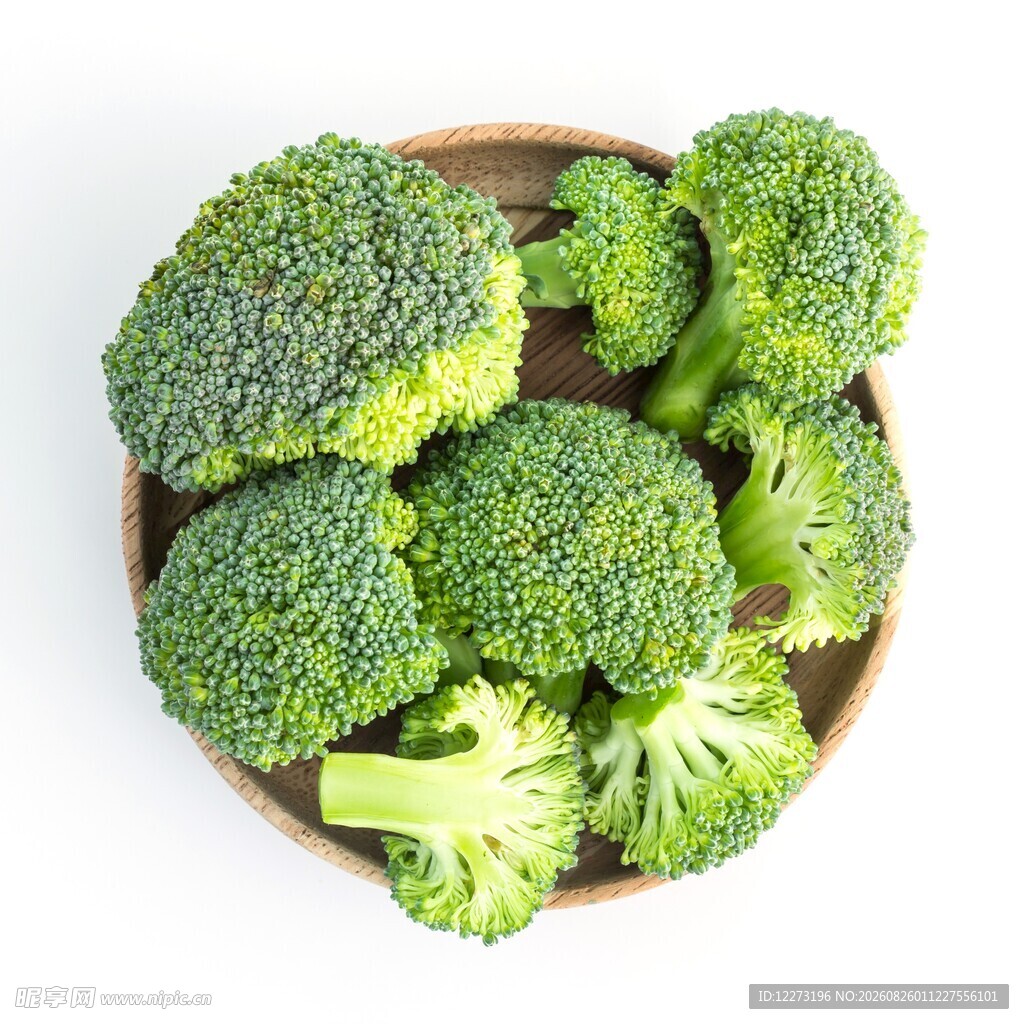木盘里的新鲜西兰花