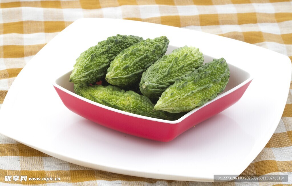 红色方碗中的新鲜蔬菜