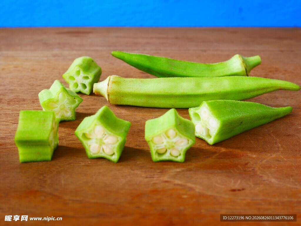 案板上的切段新鲜秋葵