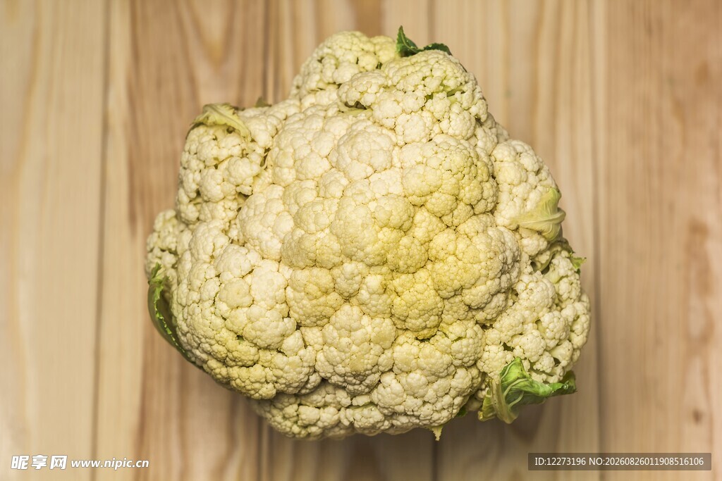 新鲜花椰菜置于木桌上