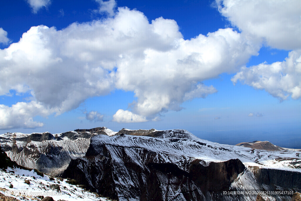 雪山蓝天壮丽自然景观