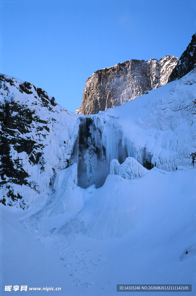 冬日冰雪覆盖的山间瀑布