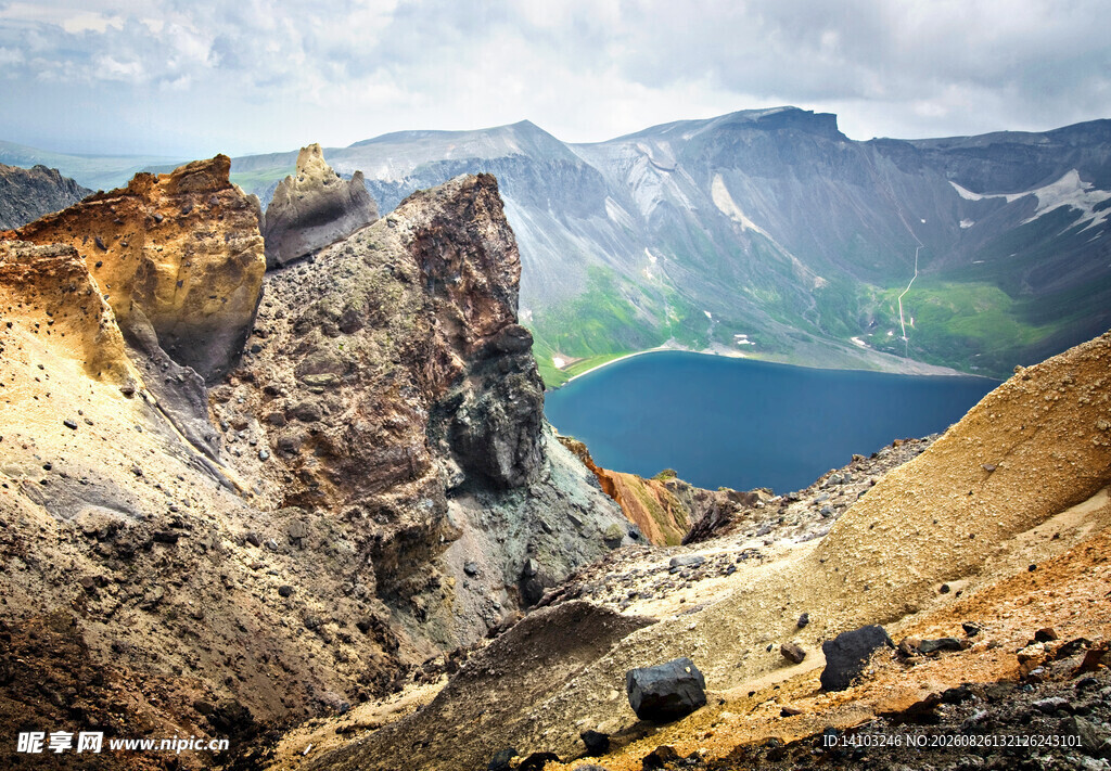 壮丽高山湖泊自然景观