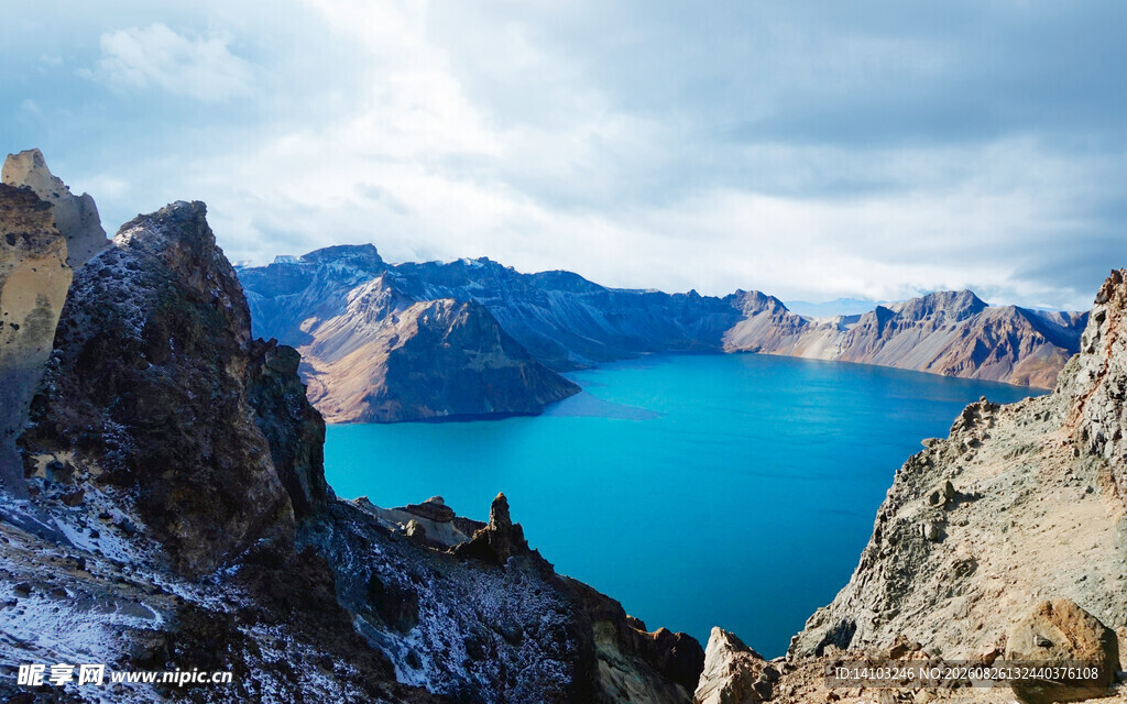 高山间的澄澈蓝湖美景