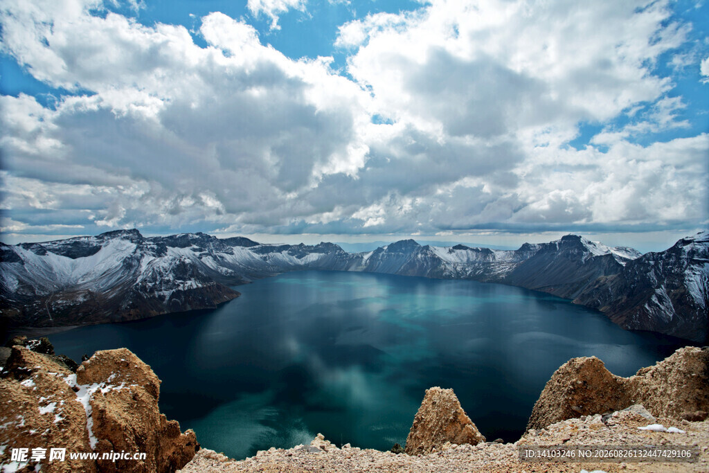 壮丽高山湖泊美景