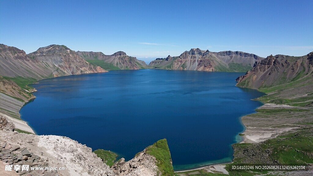 壮美高山湖泊景观