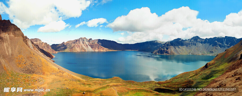 壮丽高山湖泊美景
