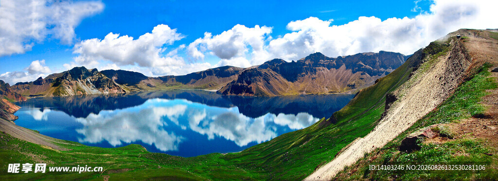 高山湖泊壮丽自然景观