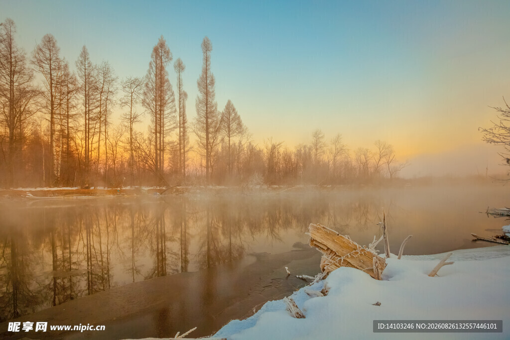 冬日湖畔雪景静谧如画