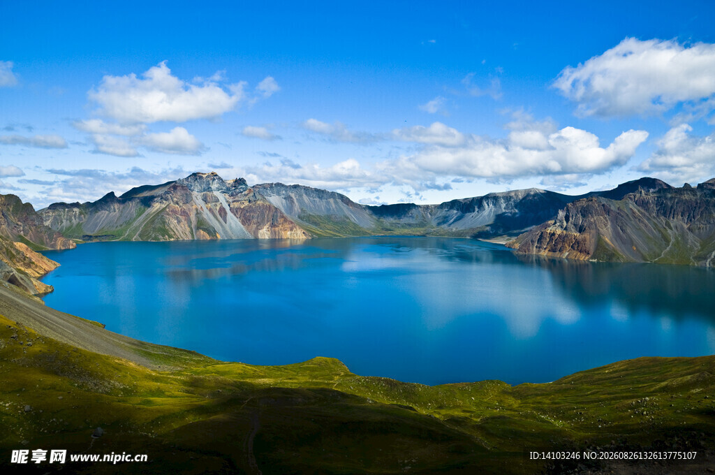 壮丽高山湖泊美景