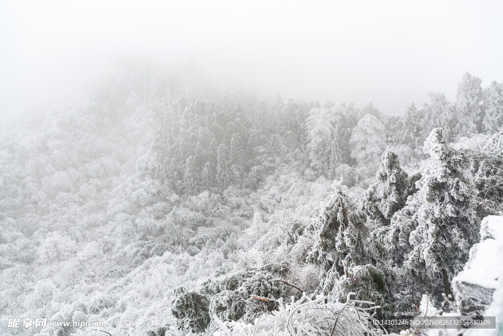 雪覆山林云雾缭绕之景