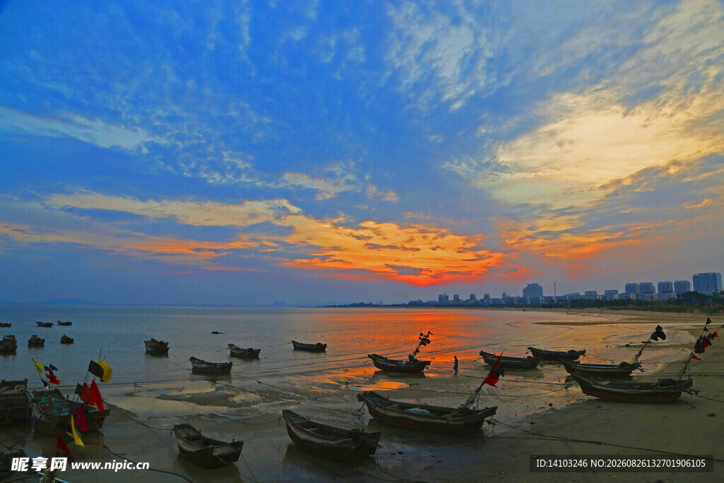 海边日落美景船只点缀