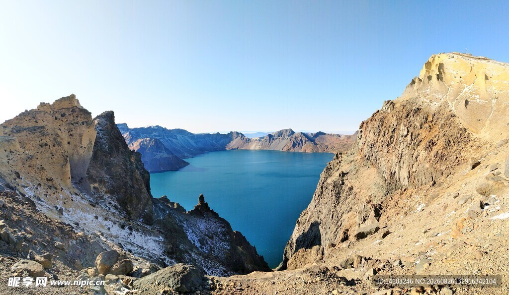 壮丽火山湖景观