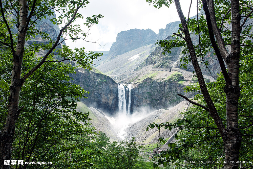 林间瀑布自然山水美景