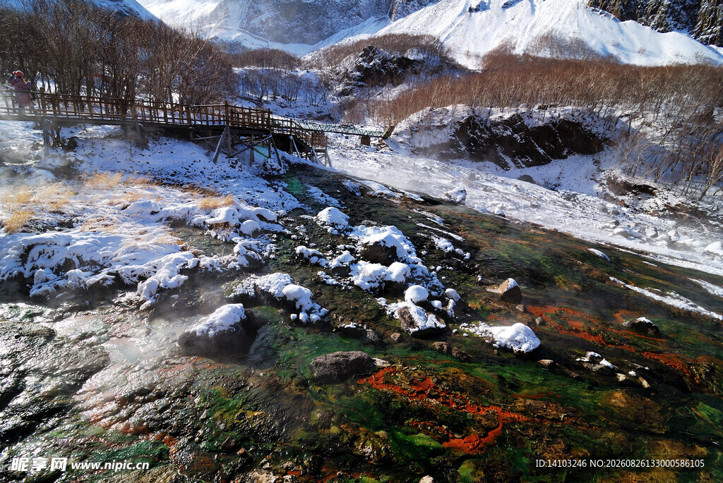 雪山下的多彩溪流景观