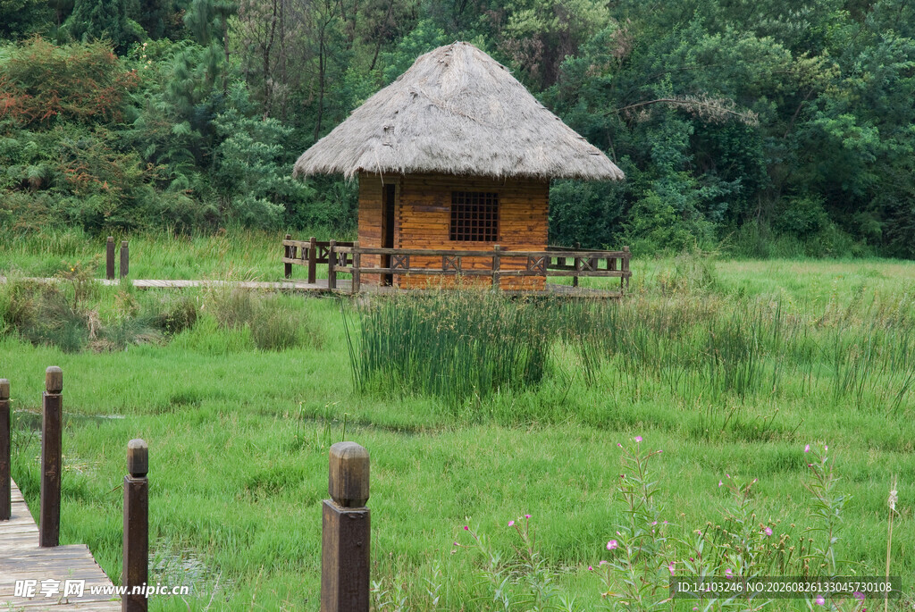 田园小屋立于翠绿草地