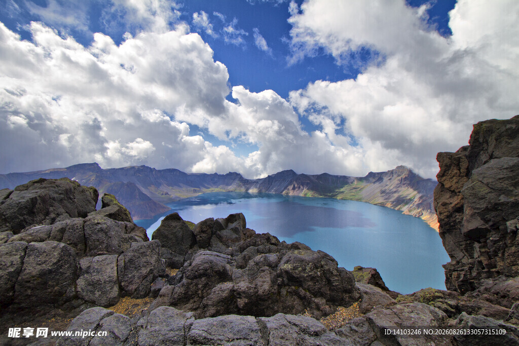 壮丽湖景与嶙峋山石