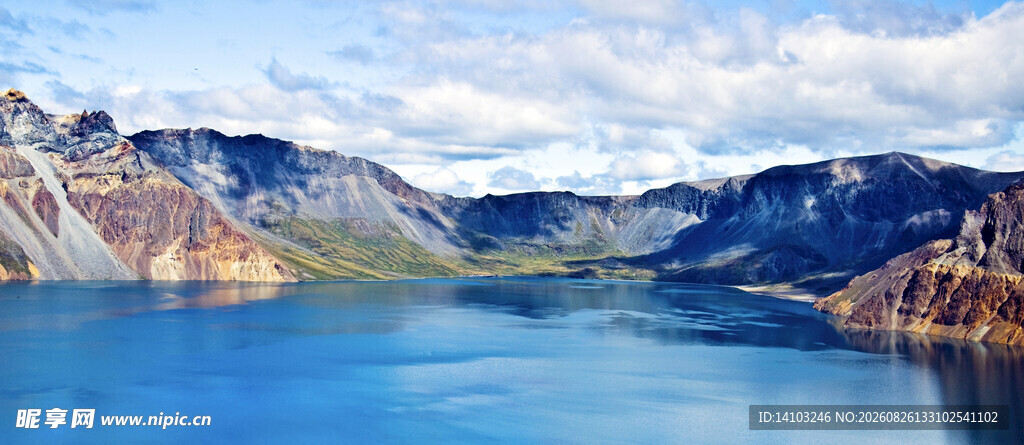 壮丽高山湖泊美景