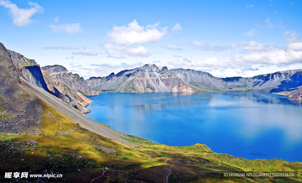 高山蓝湖壮丽自然景观