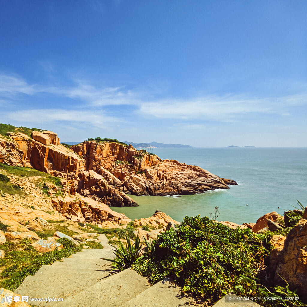 海边壮美岩石与蔚蓝海景