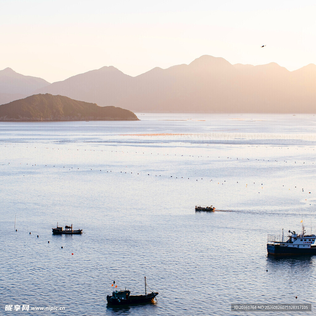 海上渔船伴远山日落