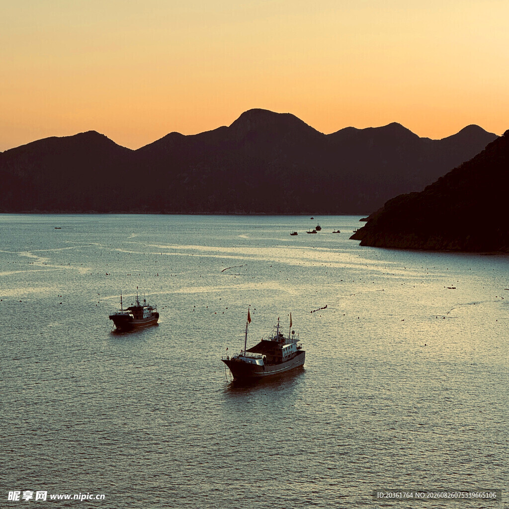 夕阳下的海上渔船