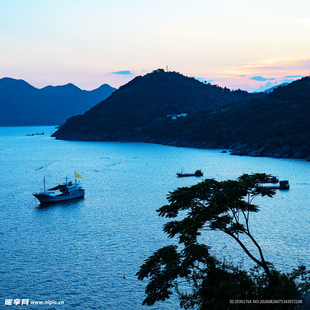 海上孤舟伴远山暮色