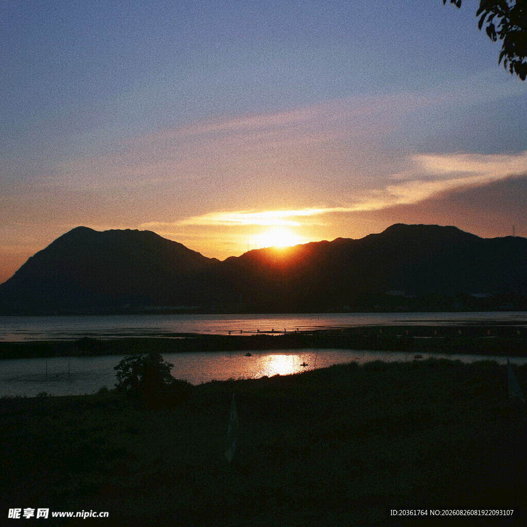夕阳下的山水美景