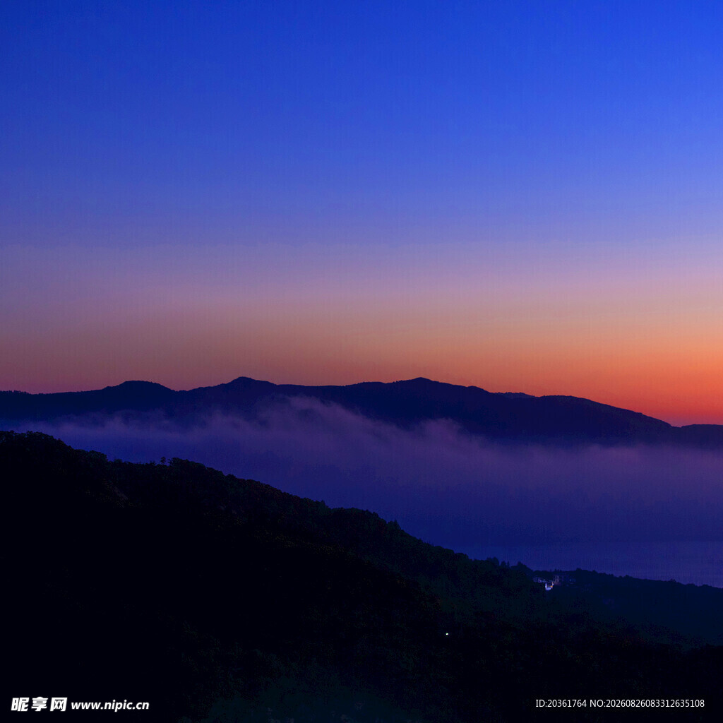 山间晨雾中的绚丽日出