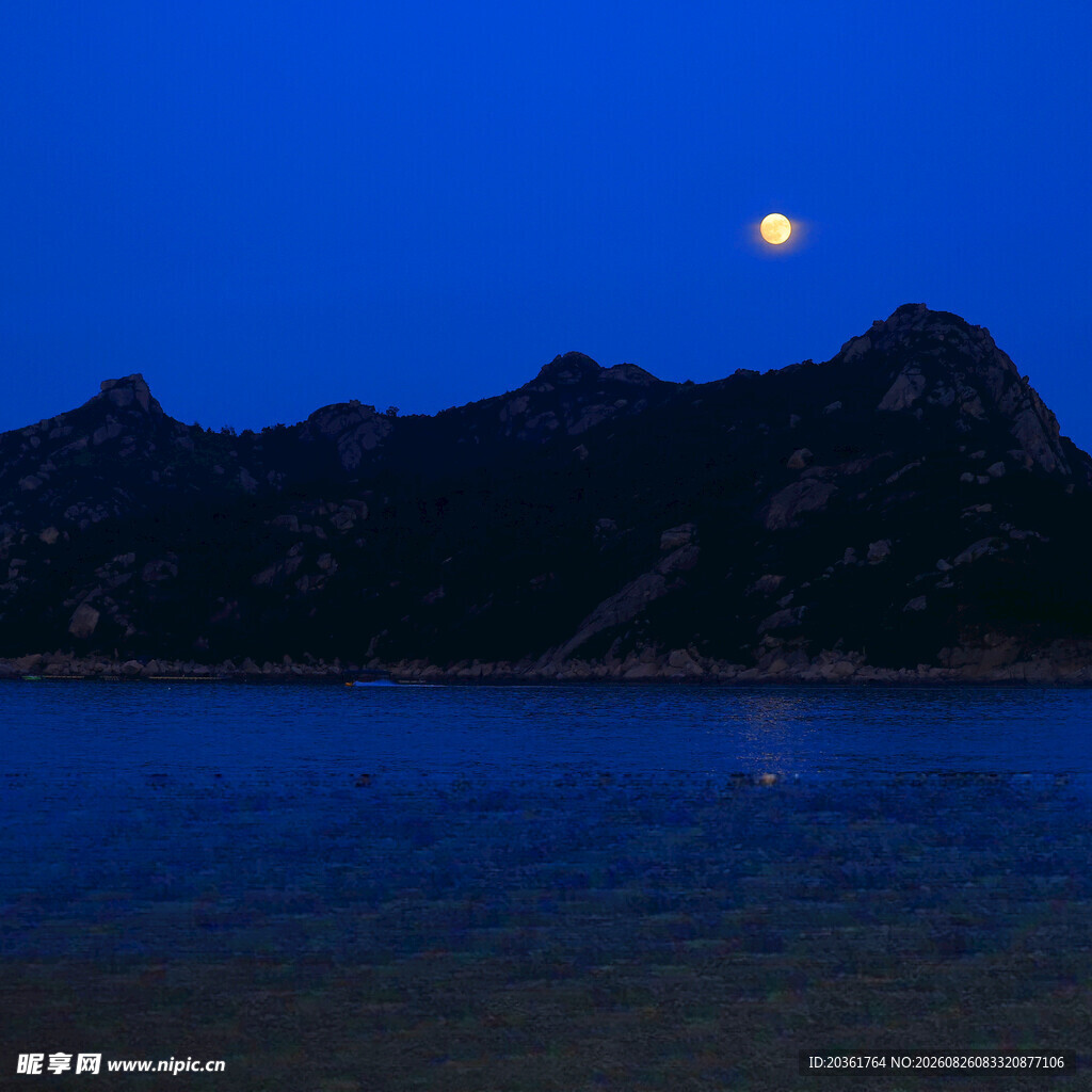 月夜下的山水静谧美景