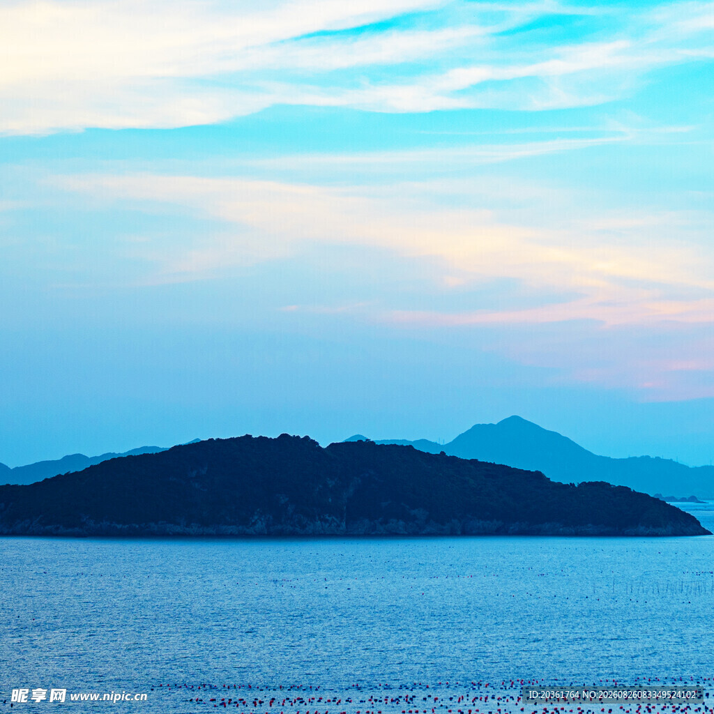 海上岛屿与绚丽天空景色