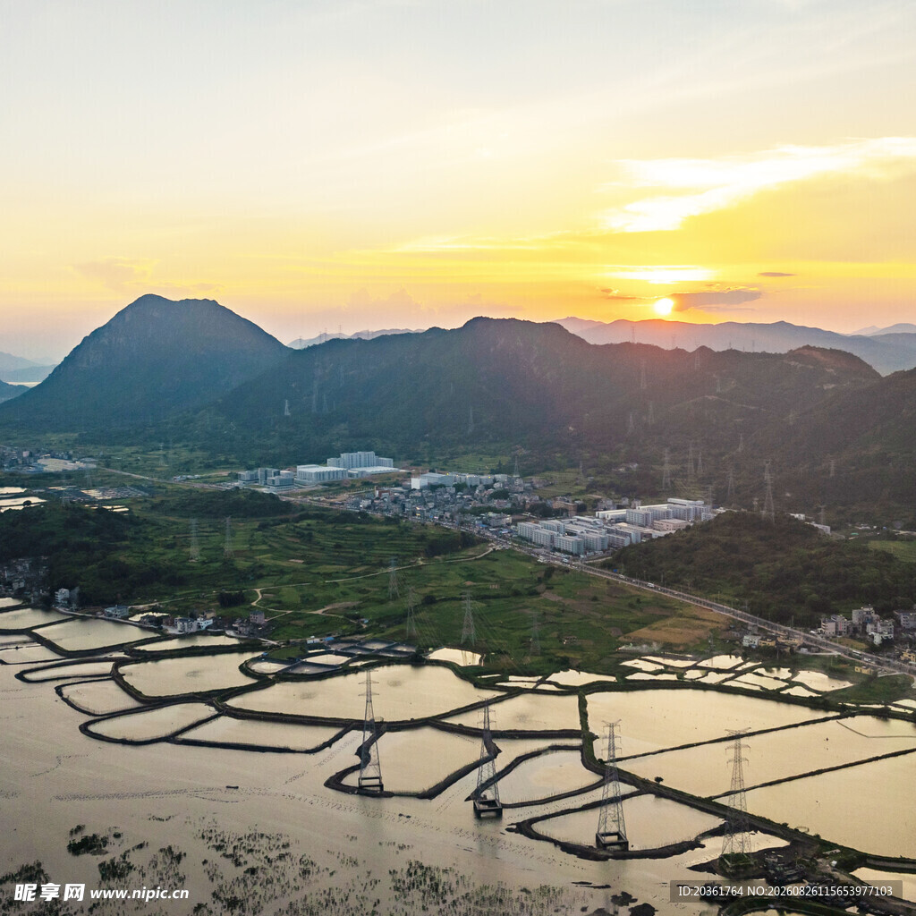 夕阳下的梯田与远山美景
