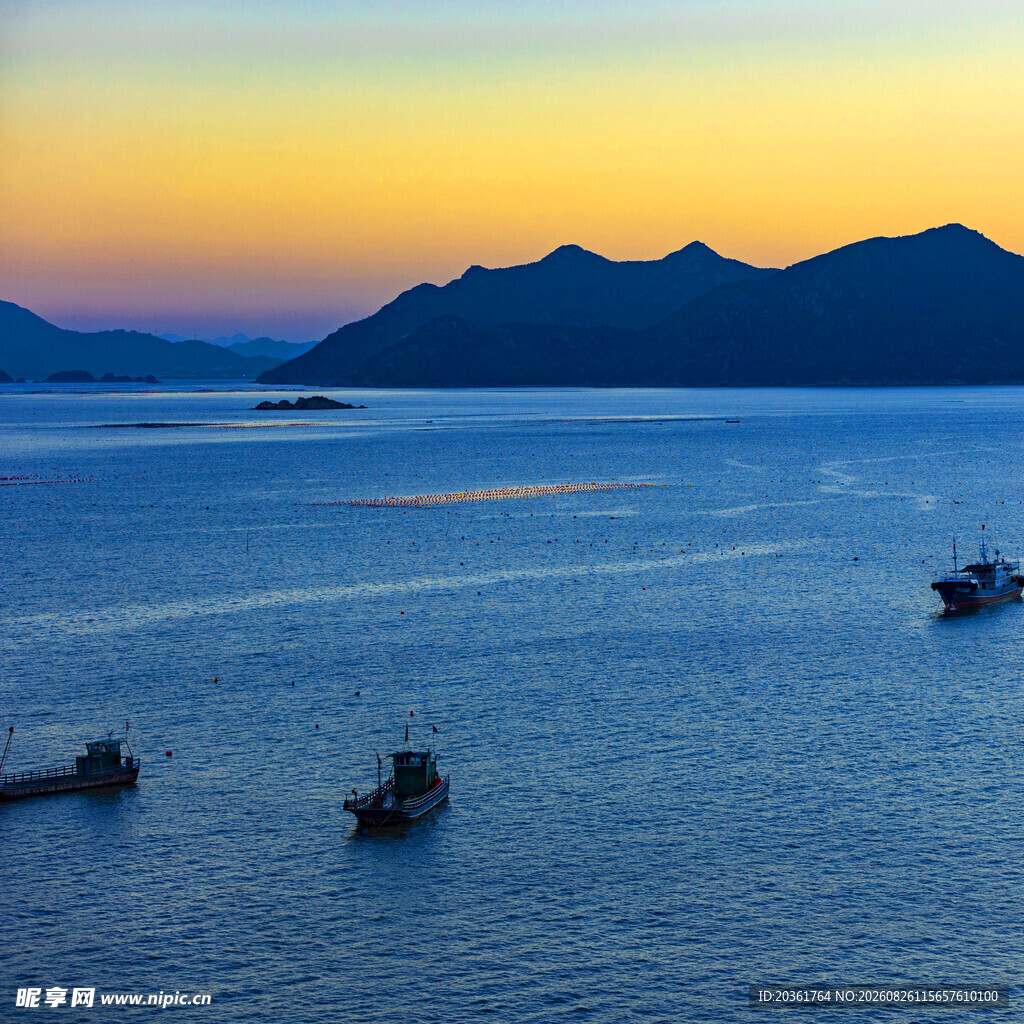 海上渔船伴日落美景