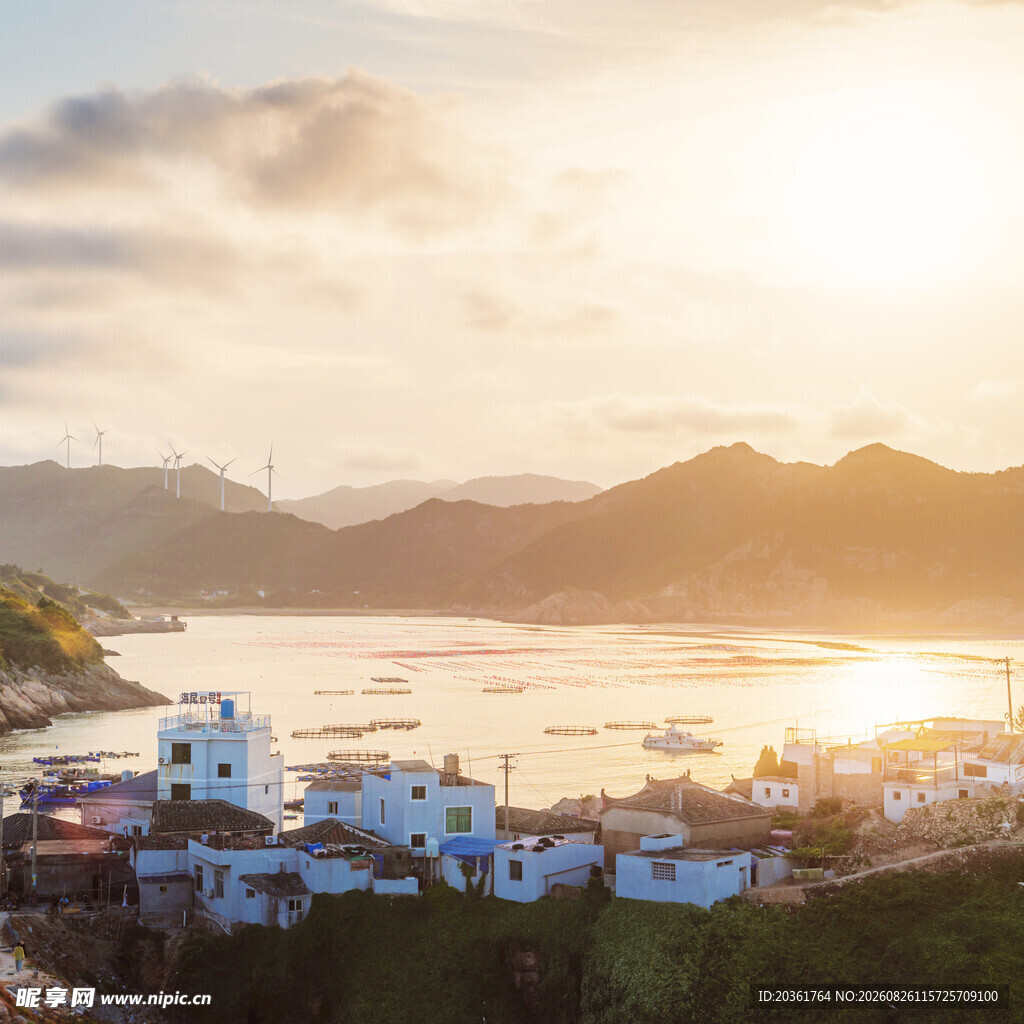 海边村落的美丽日落景象