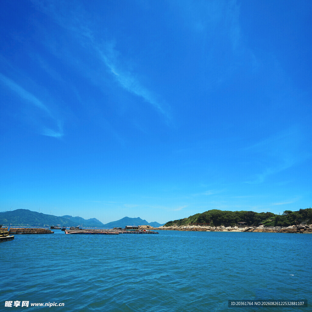 碧海蓝天的美丽海滨风光