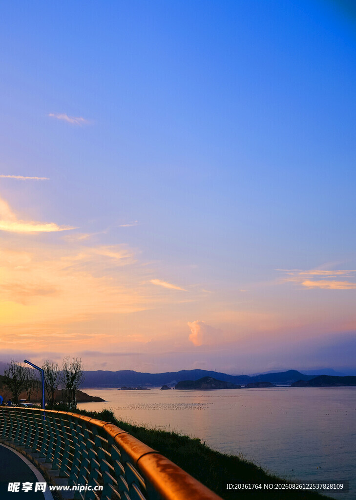湖畔黄昏美景