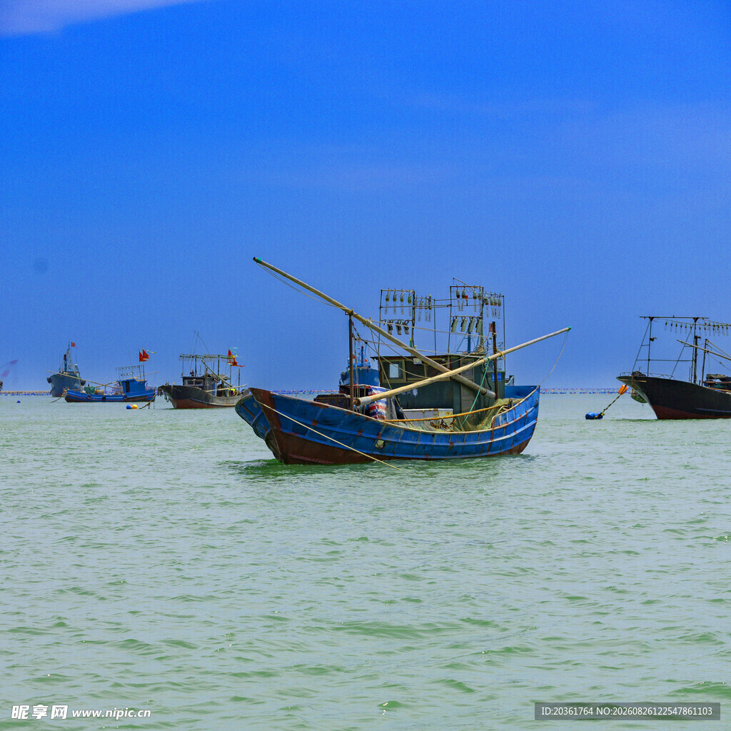 海上渔船风景画面