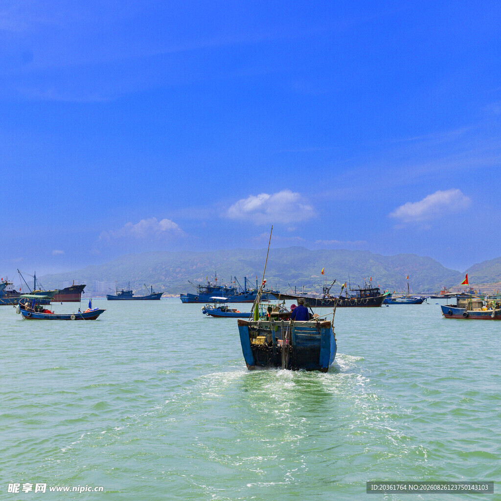 海上渔船航行美景