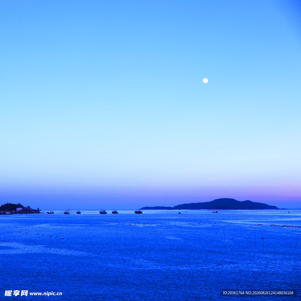 月夜下的静谧蓝色海面