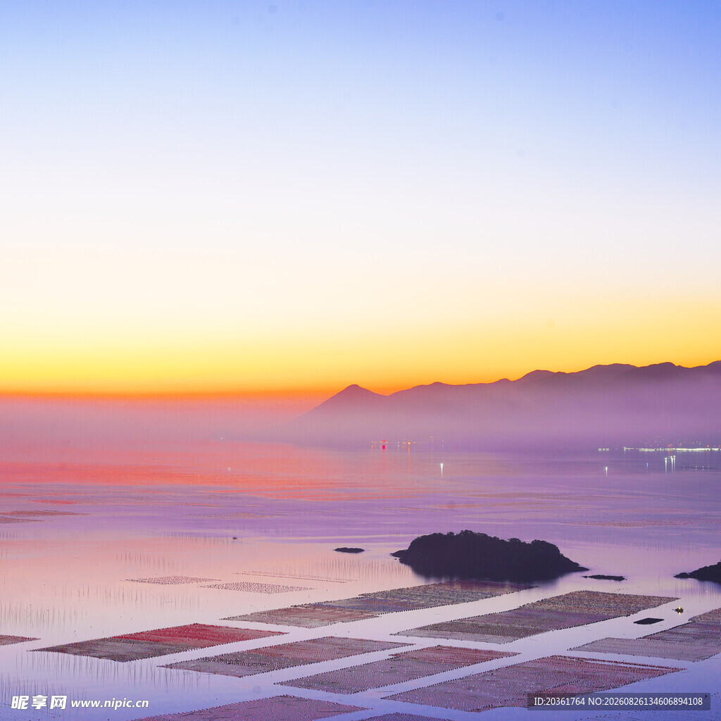 海上日出下的壮观养殖场景
