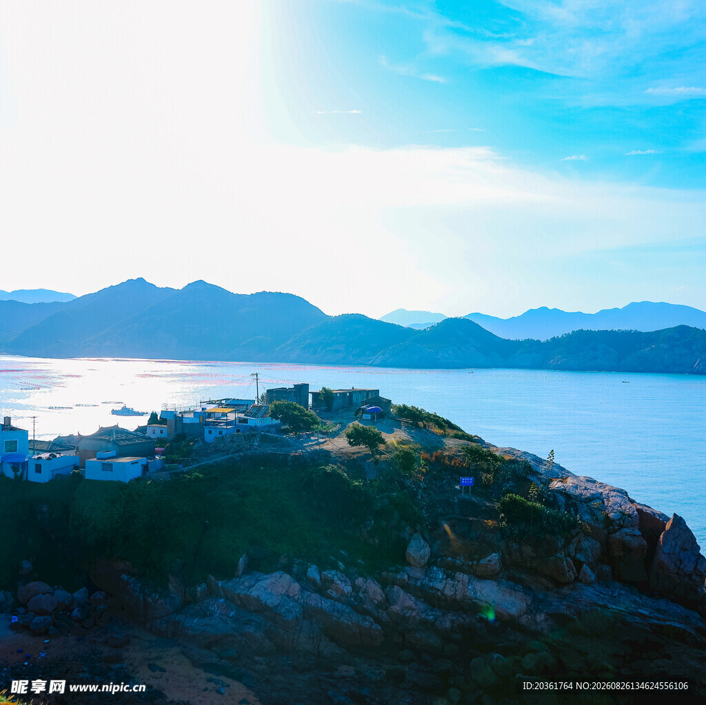 海边山峦美景