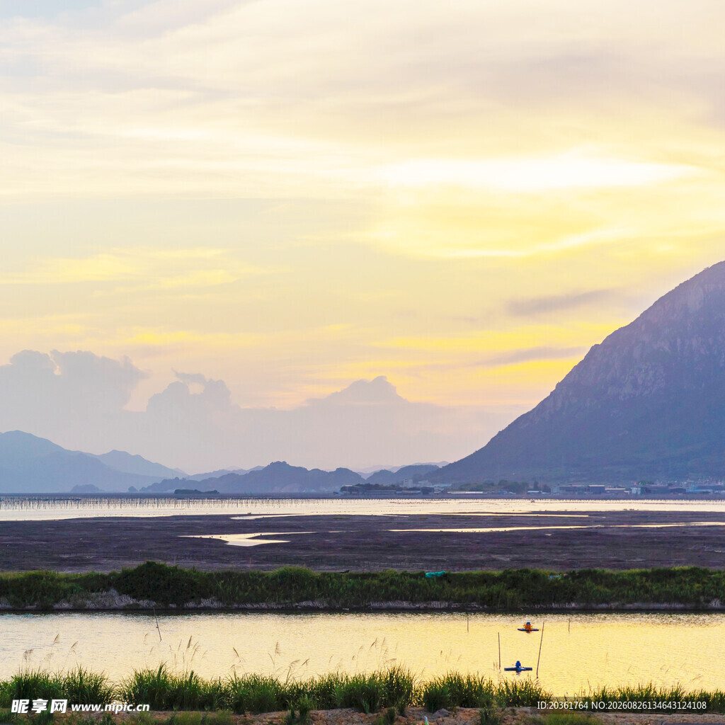 湖畔黄昏山色美景