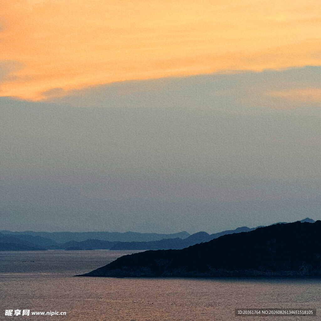 黄昏下的海边岛屿景色