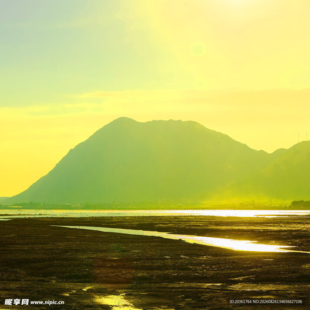夕阳下的山水美景