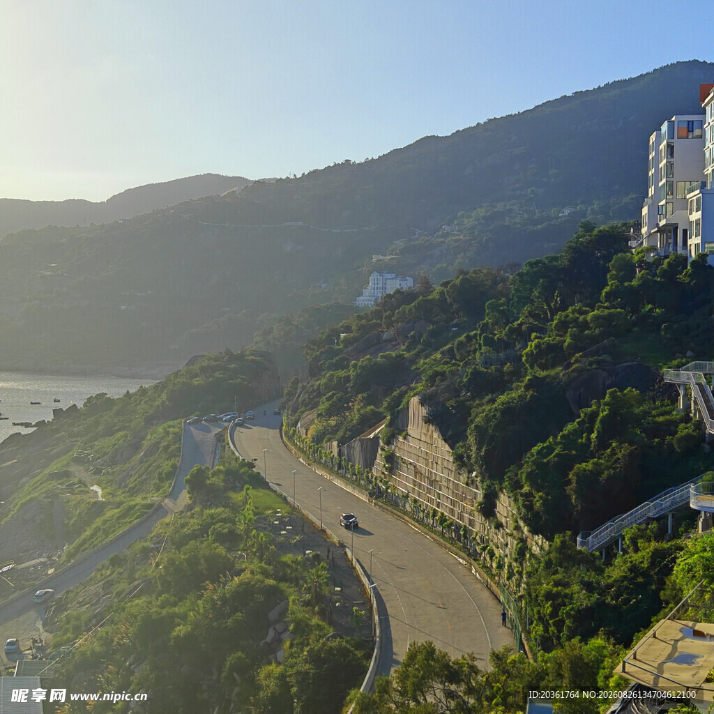 山间蜿蜒公路与葱郁景致