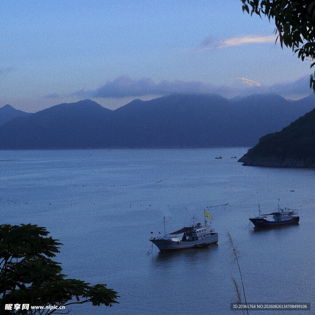宁静海湾中的停泊船只