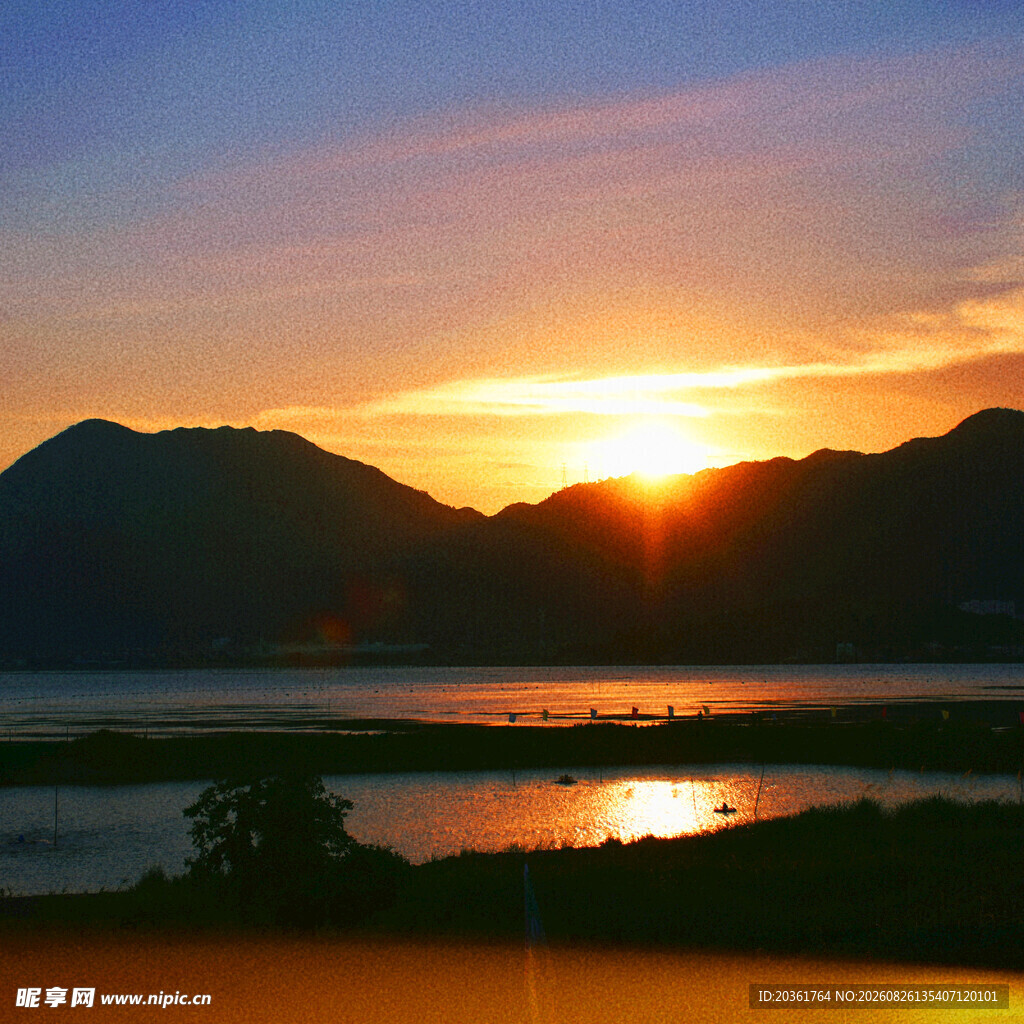 湖畔壮丽日落美景