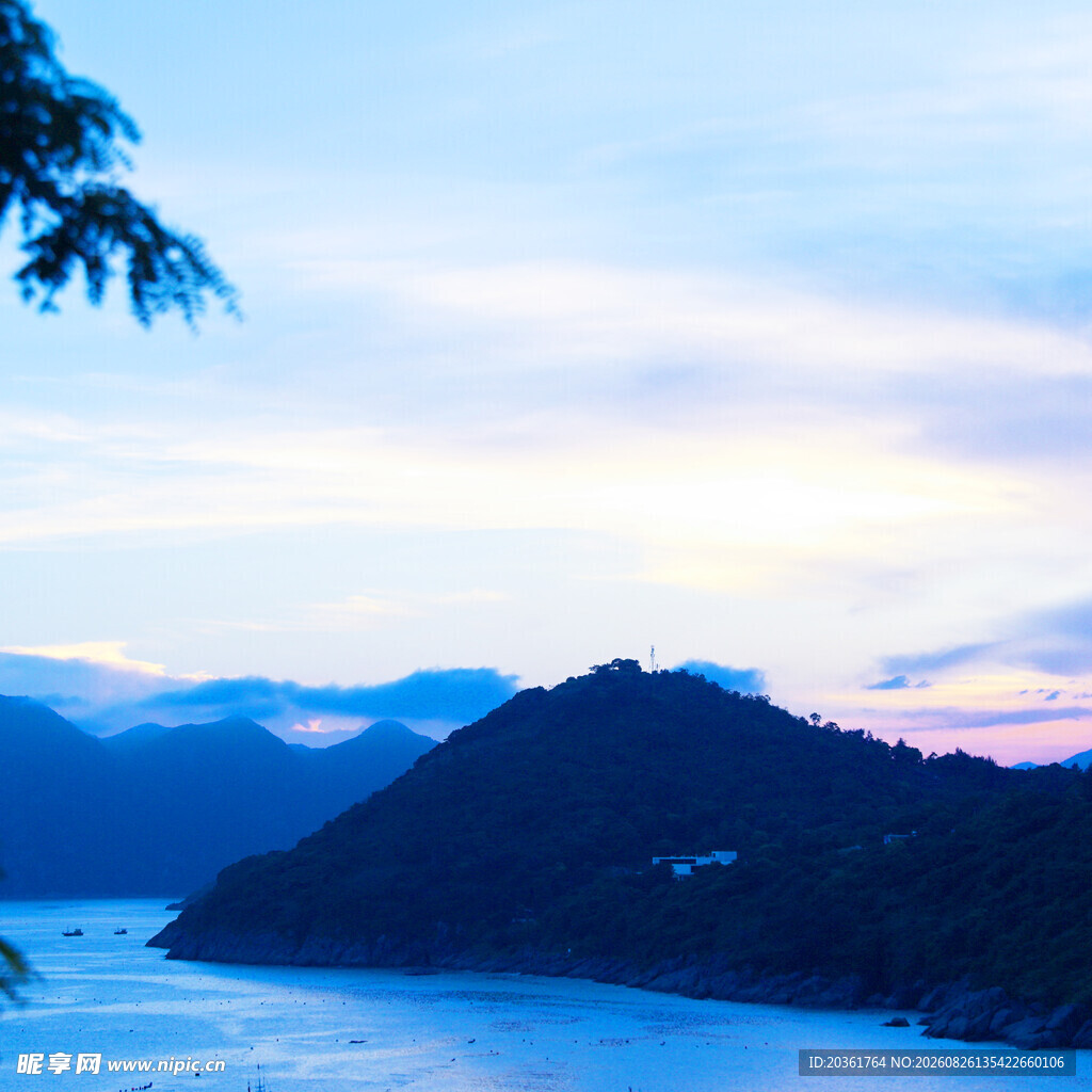 湖畔山峦暮色美景