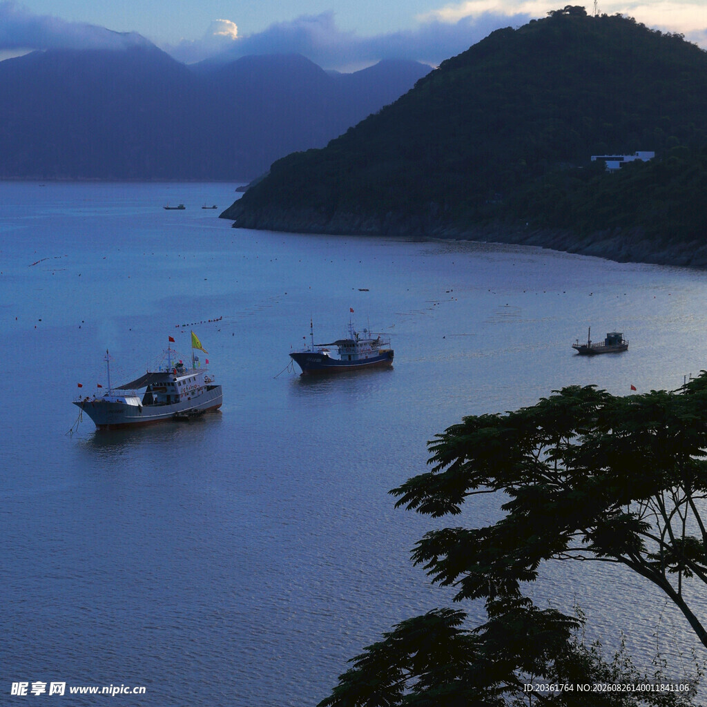 海上船只与远山美景
